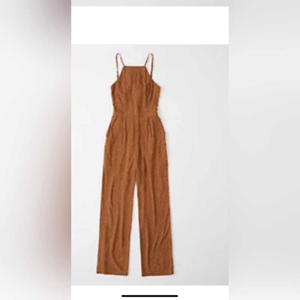 Abercrombie High-Neck Jumpsuit Open back/tie
Color: CAMEL BROWN DOT